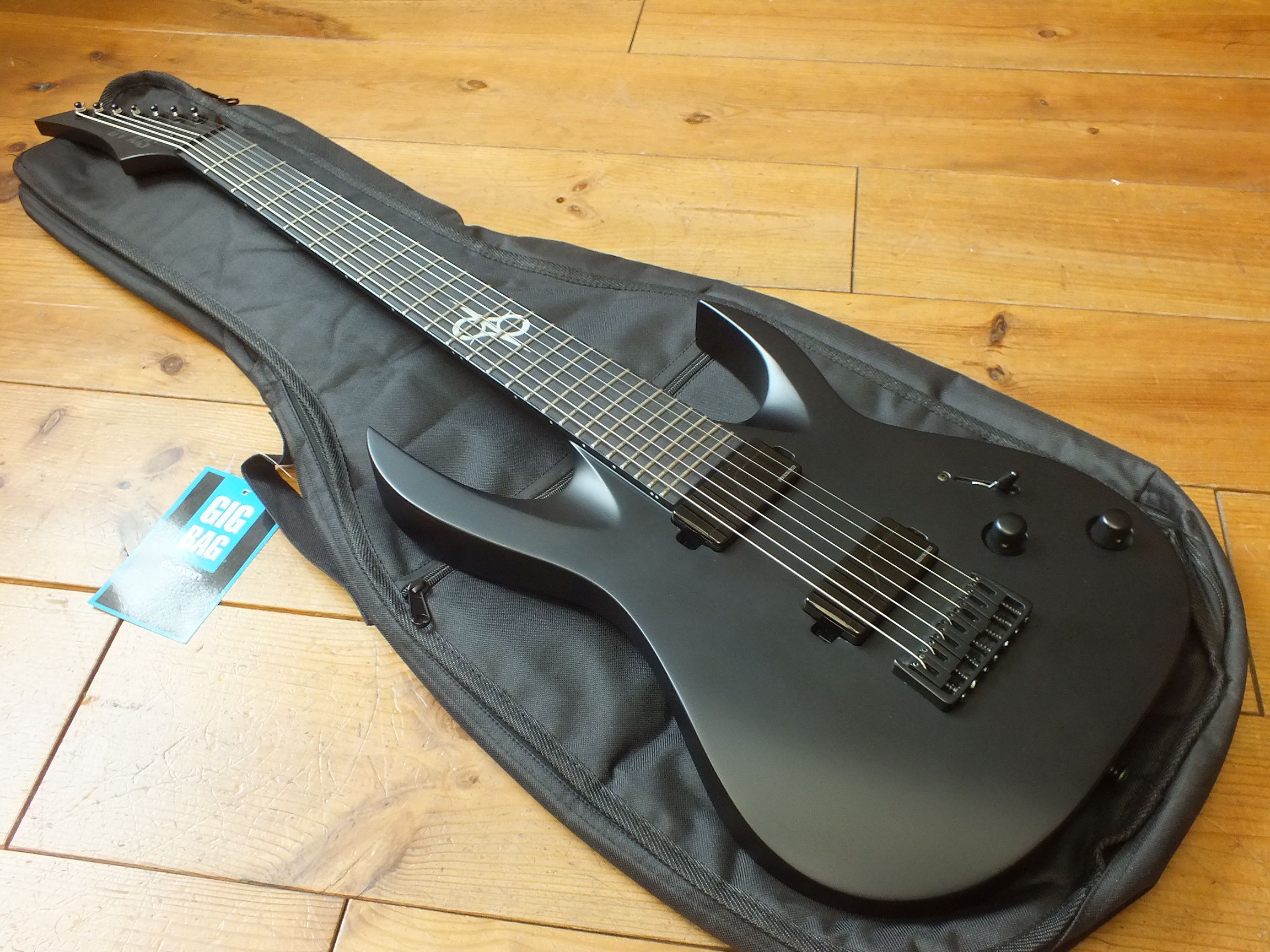 Solar A 2.7 C Carbon Black Matte 7-String mit Fishman Fluence Active Pickups