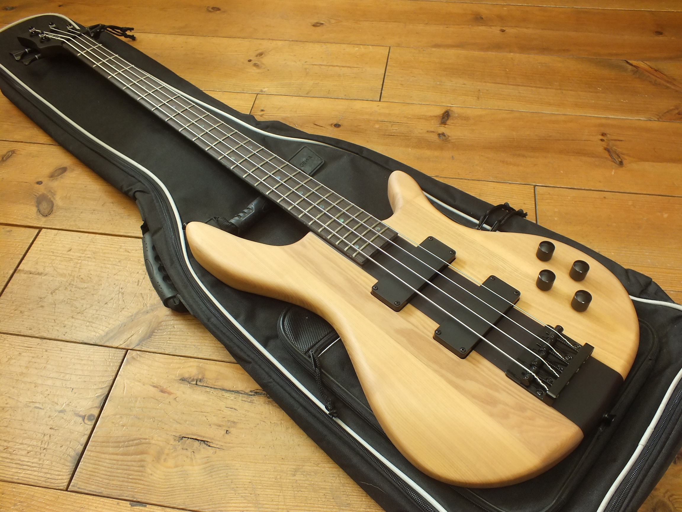 Rocktile Neckthrough Longscale Bass