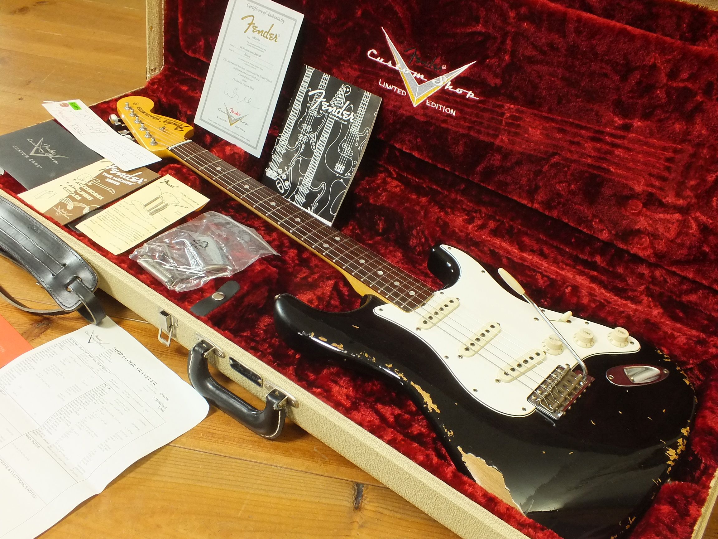 Fender Stratocaster 68 Black Heavy Relic Custom Shop Limited Edition Abigail Ybarra PUs