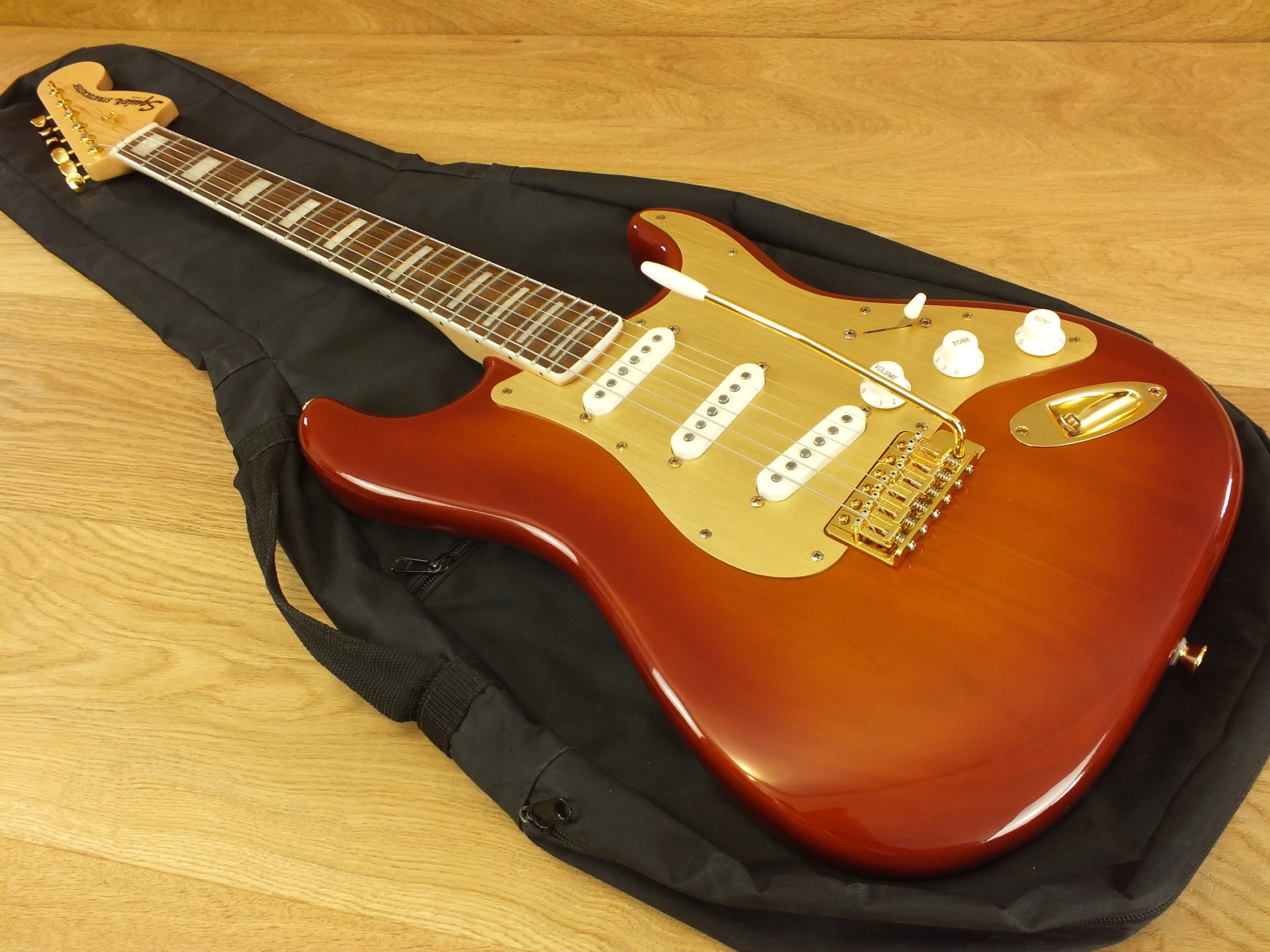 Squier Stratocaster 40th Anniversary Gold Edition Sienna Sunburst