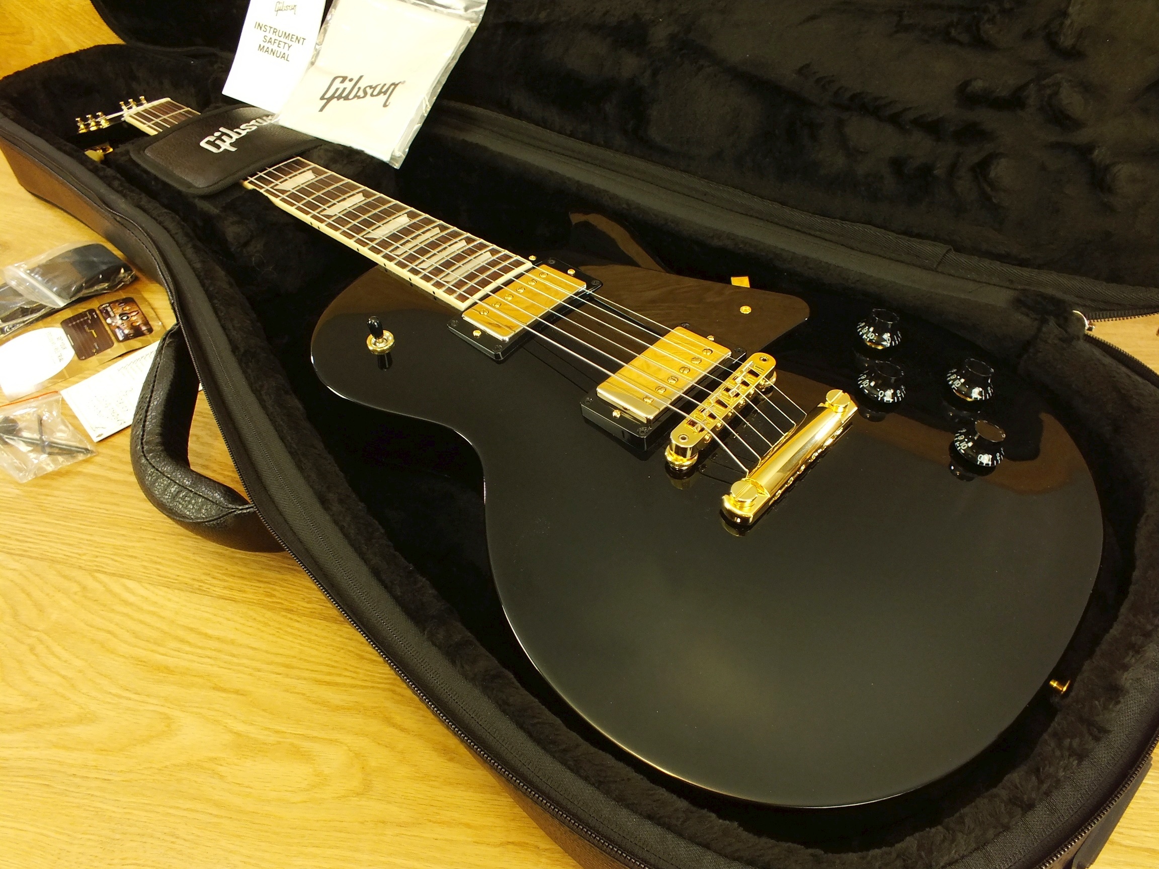 Gibson Les Paul Studio Ebony Gold Hardware 2025