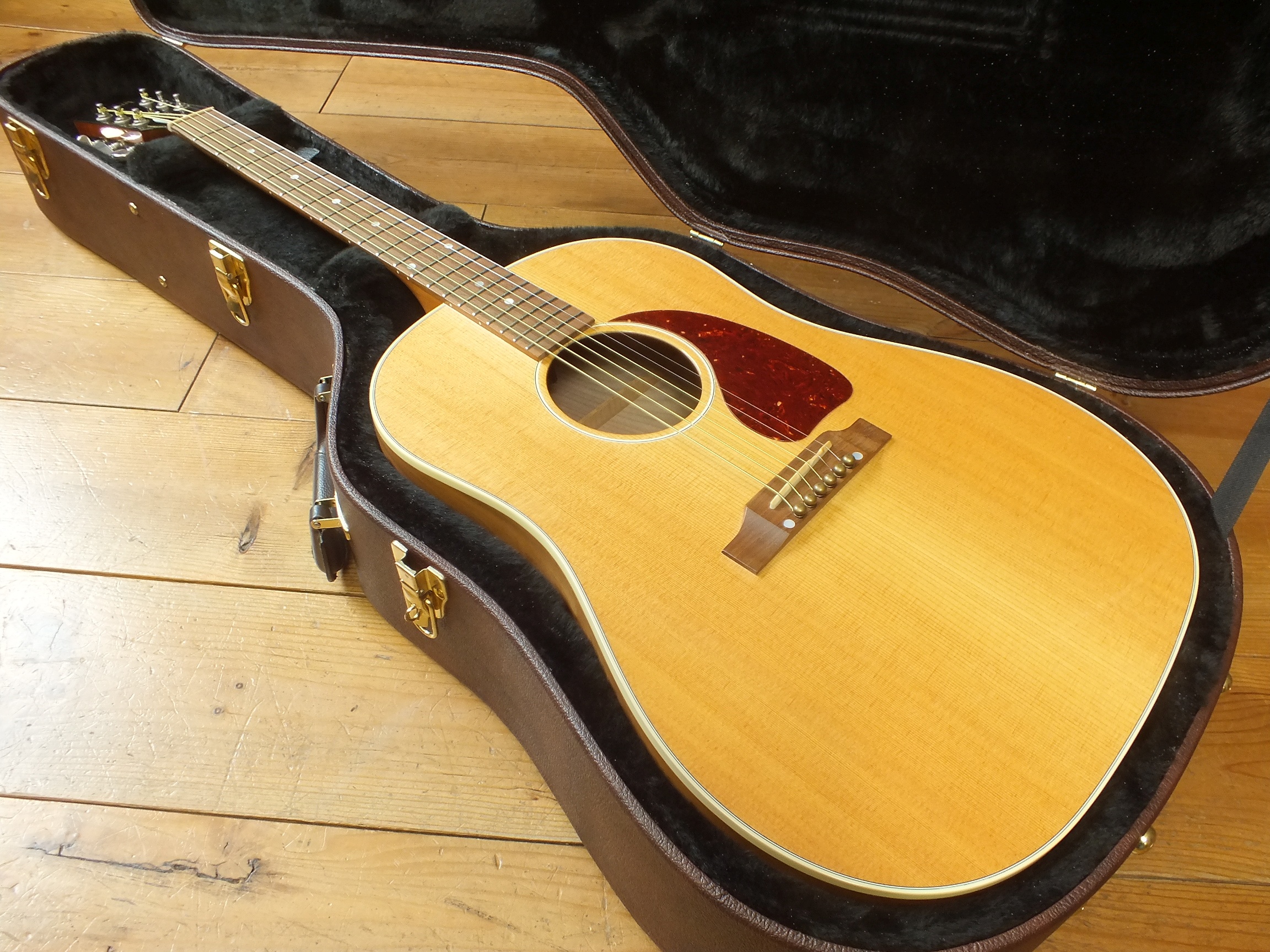 Gibson J-45 Studio 2019 mit L.R. Baggs Element Tonabnehmersystem