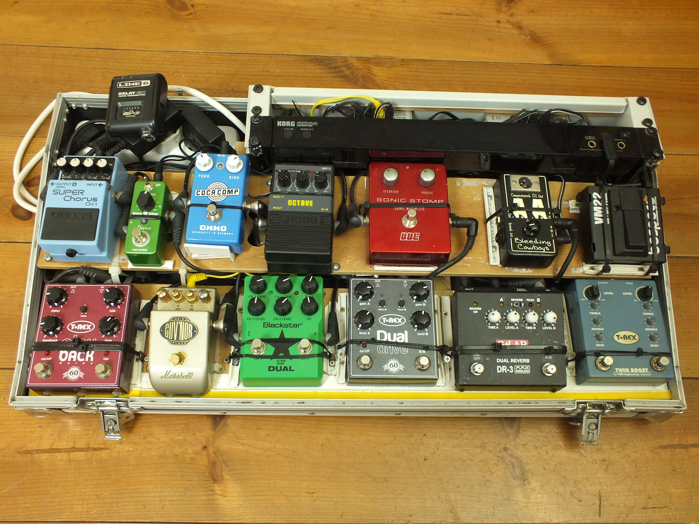 Effektcase mit komplett bestücktem Pedalboard - Okko, Boss, Marshall, T-Rex...